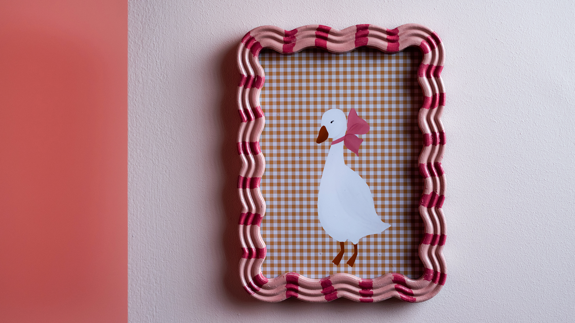 Jodie painted the frame with the leftover paint.